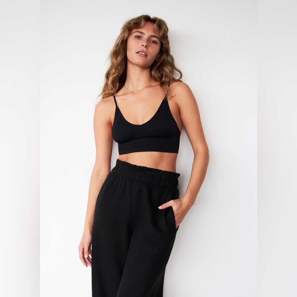 NEW ARITZIA SUNDAY BEST Toni seamless black bra small - Picture 9 of 11
